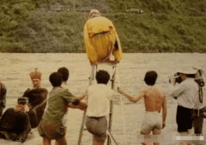 龙宫|《西游记》骗了观众35年，去掉特效后镜头很尬，猴哥背影让人泪崩