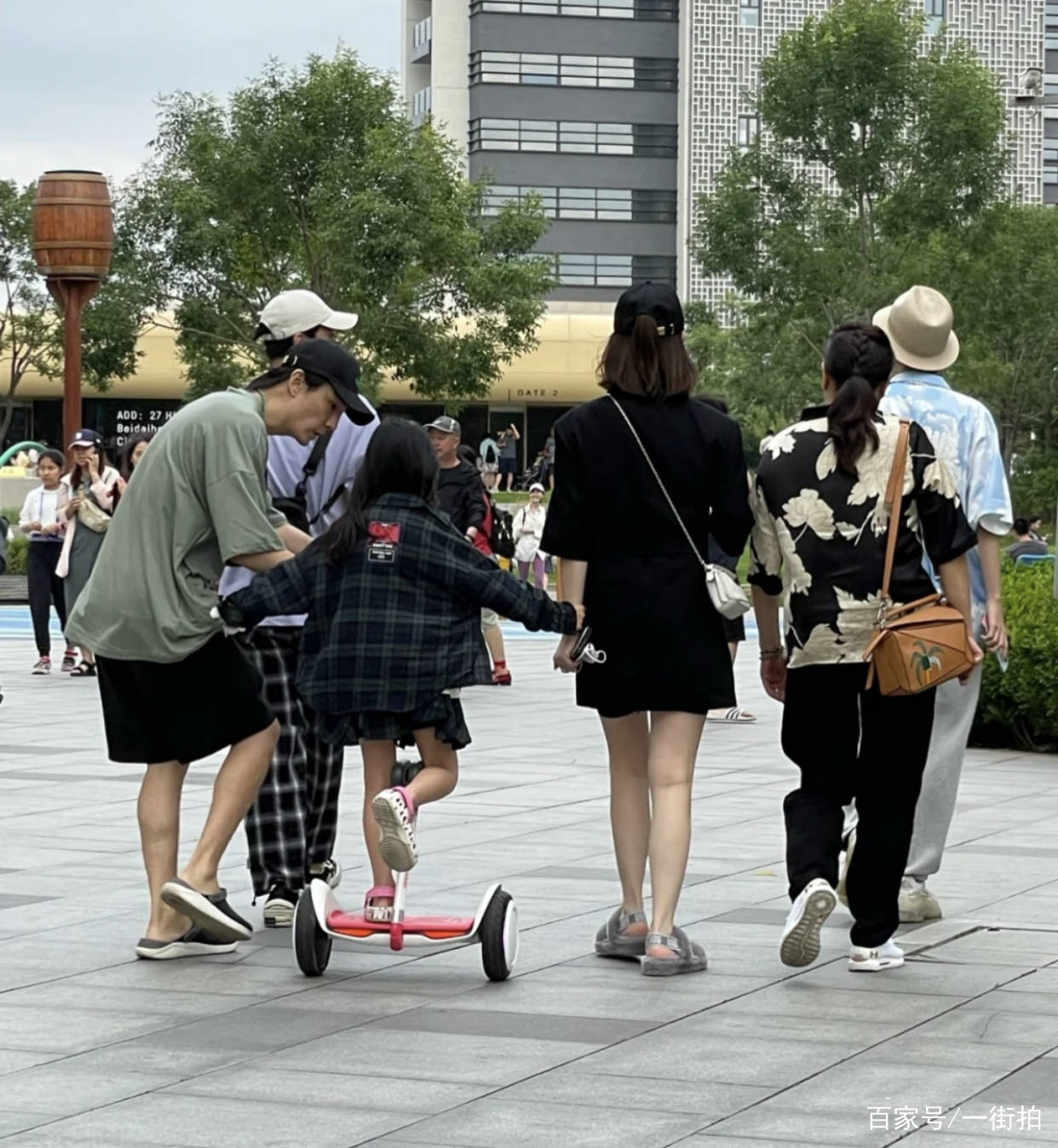 戚薇|网友偶遇戚薇一家，lucky穿纱裙变公主，戚薇大白腿比纸还白！
