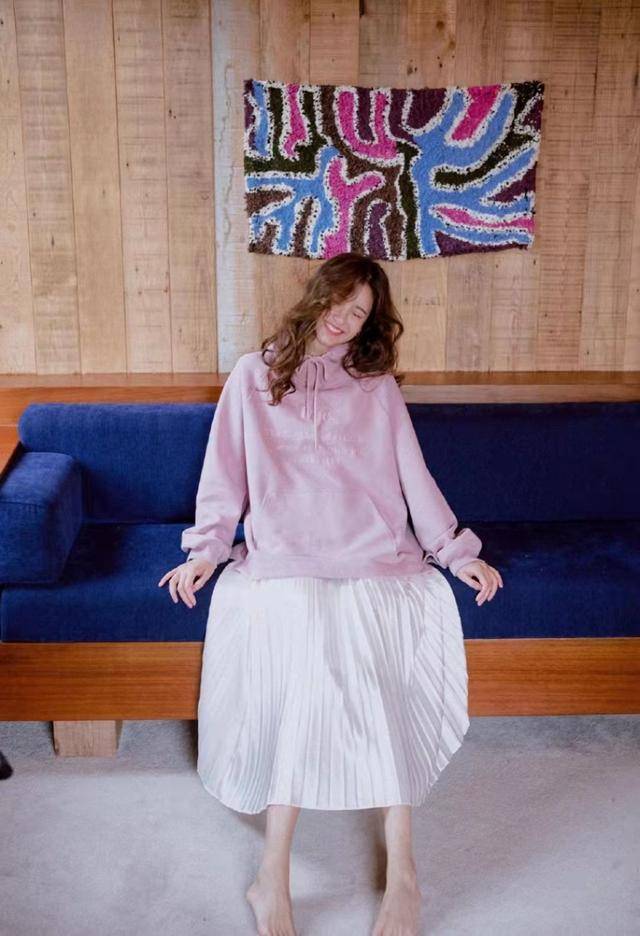 卫衣|陈赫老婆不愧是“网店老板娘”，外套配纱裙，随手一拍都是大片