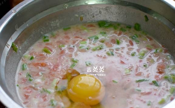 加入适量|一个西红柿,一根香肠,一点面粉,做成简单早餐,营养又好吃!