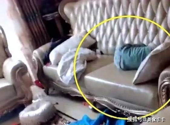 什么|妈妈哄完二宝去客厅，看到了大宝，网友：这孩子让人心酸！