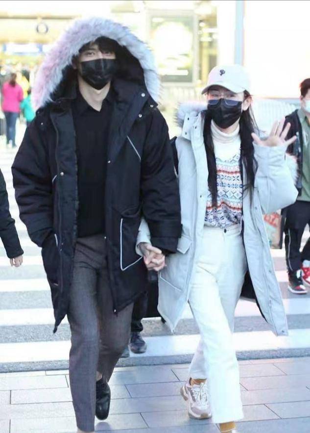 后首|张檬风波后首露面，和男友同穿情侣装大秀恩爱，不惧镜头笑容甜美