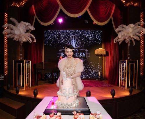 名媛|沈月晒庆生照,脖子里挂着6条珍珠项链奢华至极,7位闺蜜成为陪衬