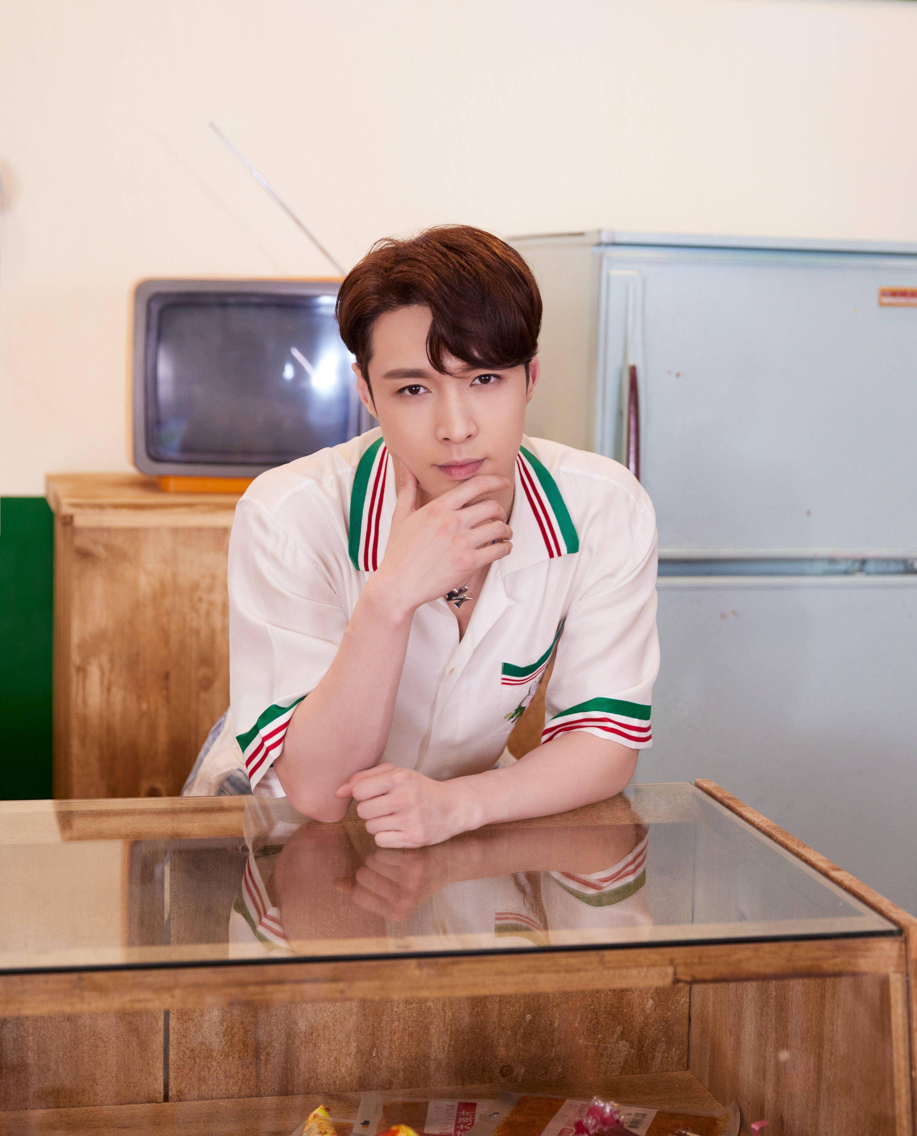 大气|张艺兴罕见秀古装造型,着红装束马尾,气质这块拿捏的恰到好处