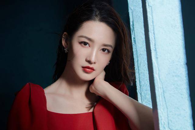 身材|想不到李沁走成熟风这么美，一袭红裙张扬热烈，美得动人心魄