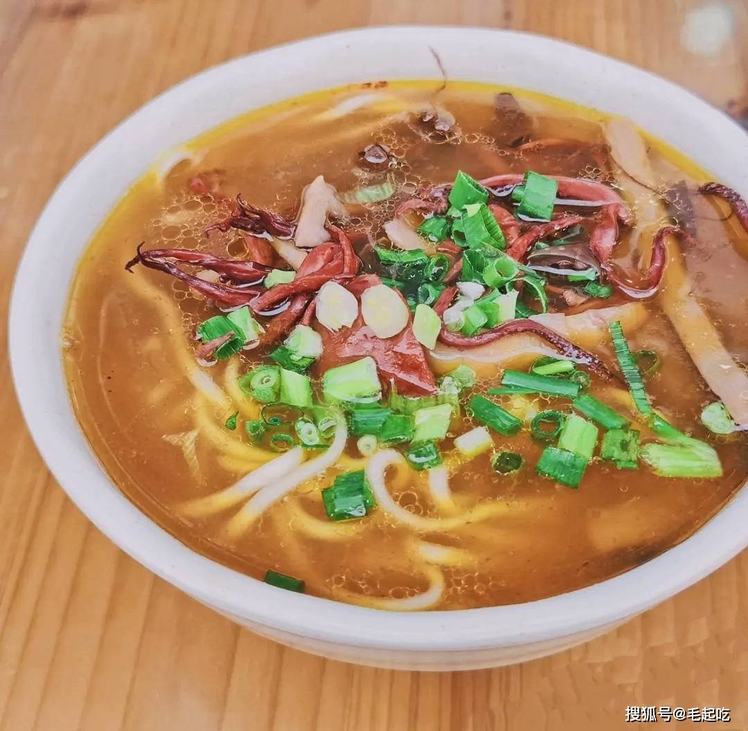 原创成都最鲜的特色面馆10元一碗招牌鱿鱼面汤鲜味美好巴适