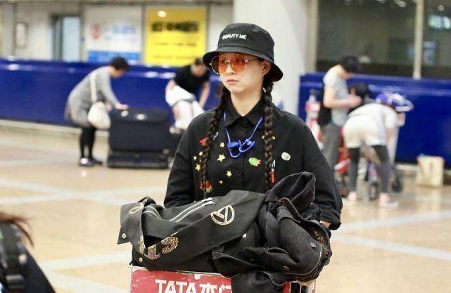 短裙|杨丽萍外甥女爱把自己往老了打扮，才20多岁就挺成熟，真让人意外