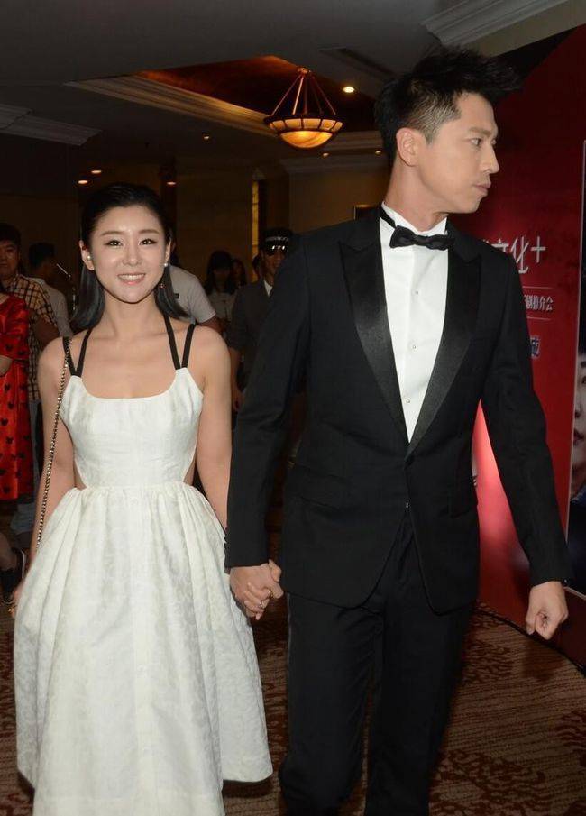 老公|李小萌身上的少女感抹不去,穿白吊带裙好甜美,在老公身边挺幸福