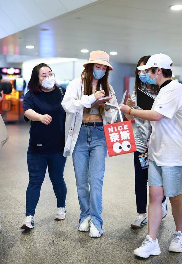 女孩子|容祖儿把女团气质写在身上,穿短上衣看着好精致,就是眉眼有点老