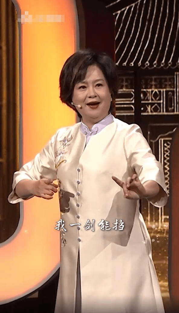 颜色|鞠萍出镜都大大方方，没有修图显瘦也不美颜，穿中式旗袍很优雅！