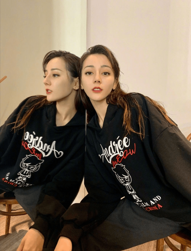 卫衣|迪丽热巴造型太出众，红色卫衣配黑色皮裙洋气精致，美得耀眼