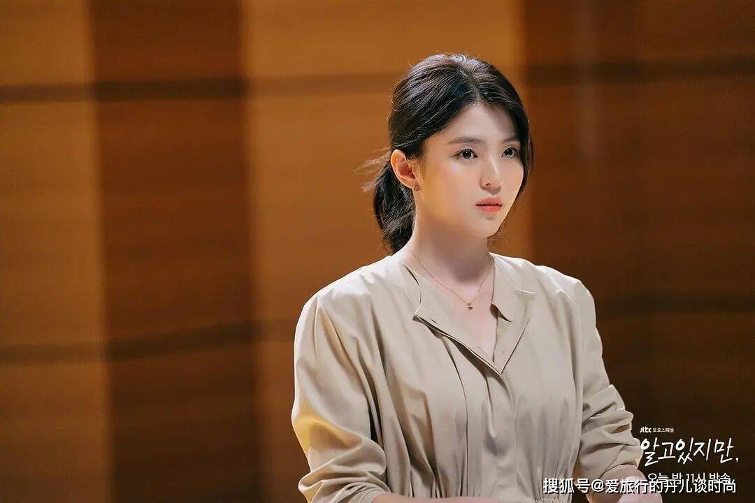 颜色|跟着韩剧《无法抗拒的他》学穿搭，韩素希的时尚减龄穿搭大合集