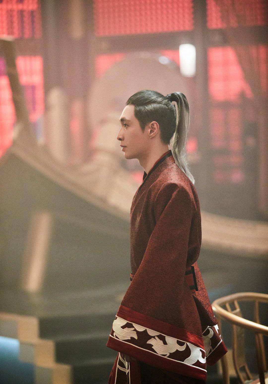 大气|张艺兴罕见秀古装造型,着红装束马尾,气质这块拿捏的恰到好处