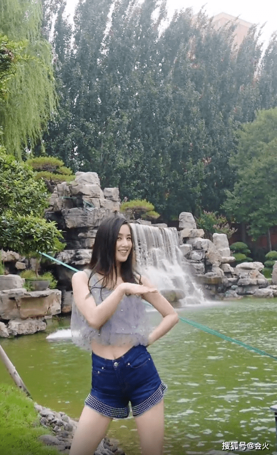网友|38岁黄圣依公园热舞，扭腰摆胯腰细腿长活力满满，却被嘲是老阿姨