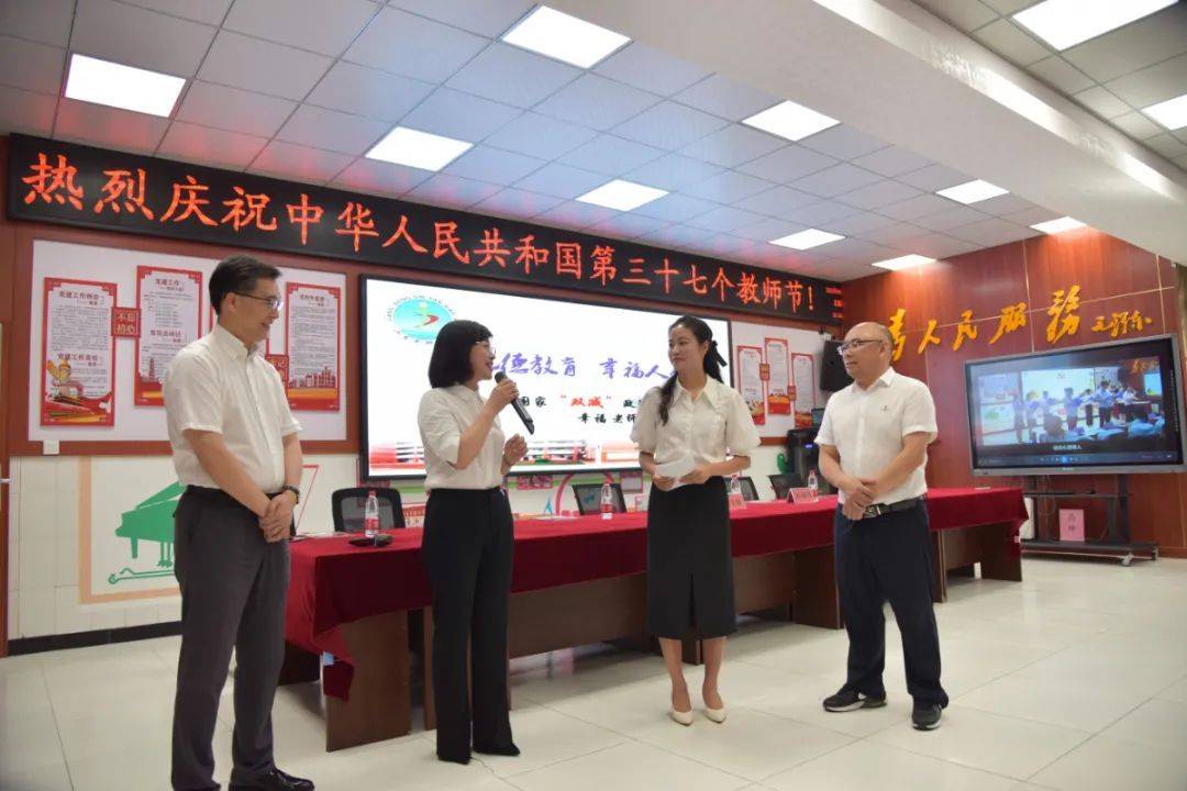 四川高坪:区委副书记,区长兰吉春一行走访慰问江东实小教师