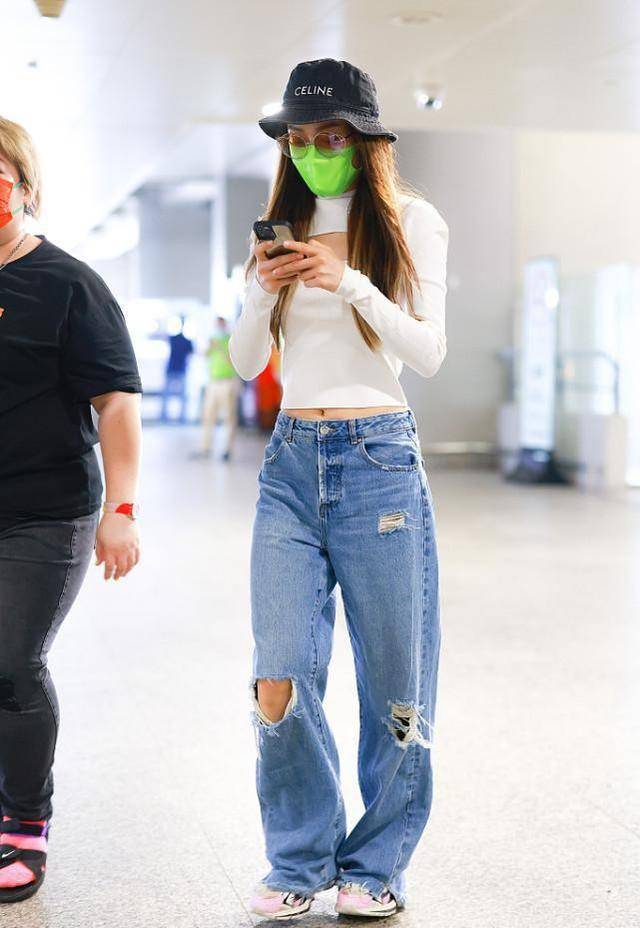 女孩子|容祖儿把女团气质写在身上,穿短上衣看着好精致,就是眉眼有点老