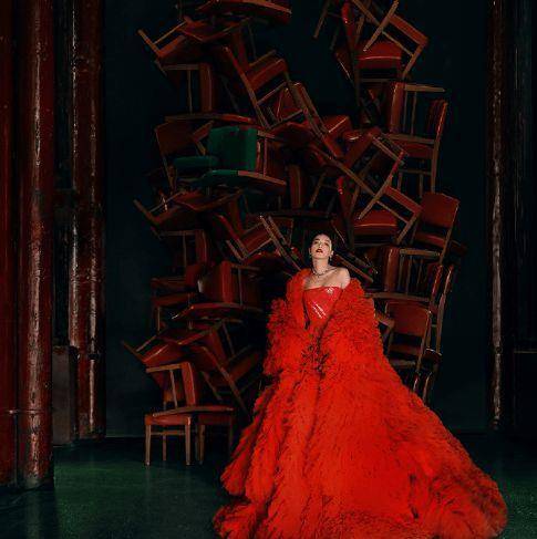 生活|舒淇时尚照太惊艳！穿抹胸裙光脚站梯子上，戴超大翡翠项链好贵气