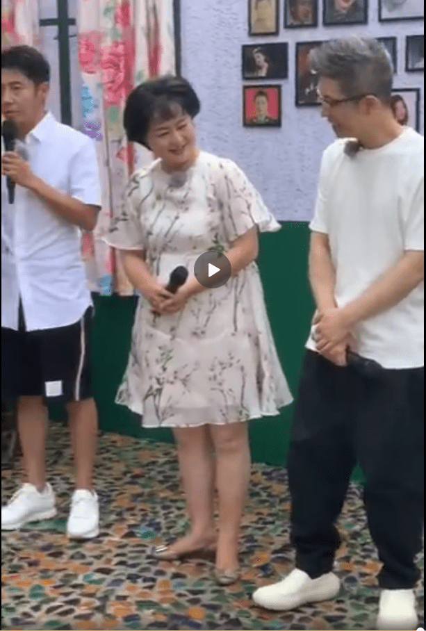 颜色|鞠萍出镜都大大方方，没有修图显瘦也不美颜，穿中式旗袍很优雅！