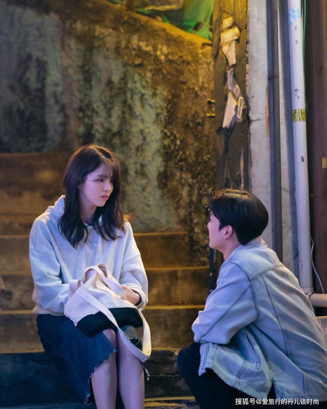 颜色|跟着韩剧《无法抗拒的他》学穿搭，韩素希的时尚减龄穿搭大合集