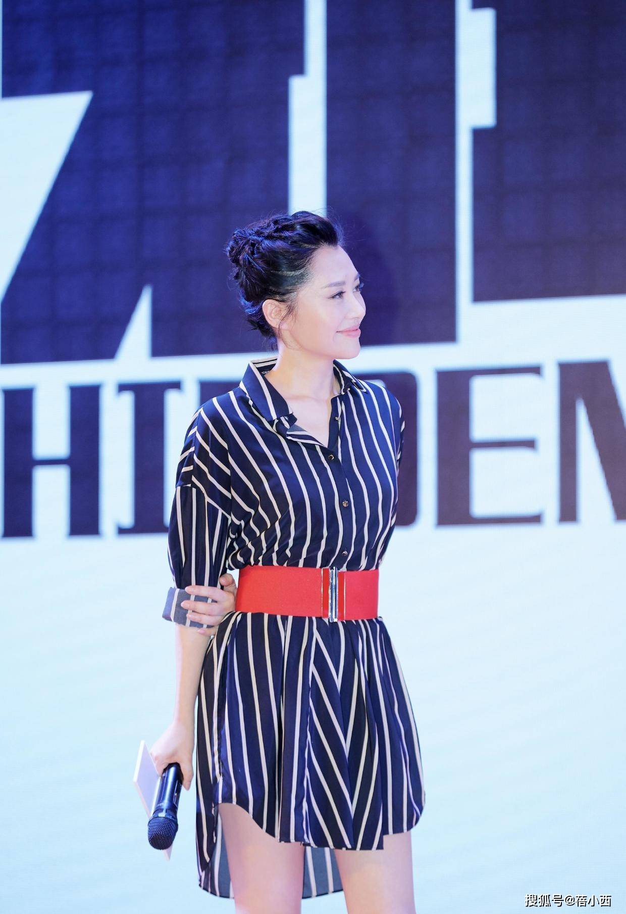 亮点|许晴完全没有中年人的影子，年过半百穿白T恤配背带裤，像个少女