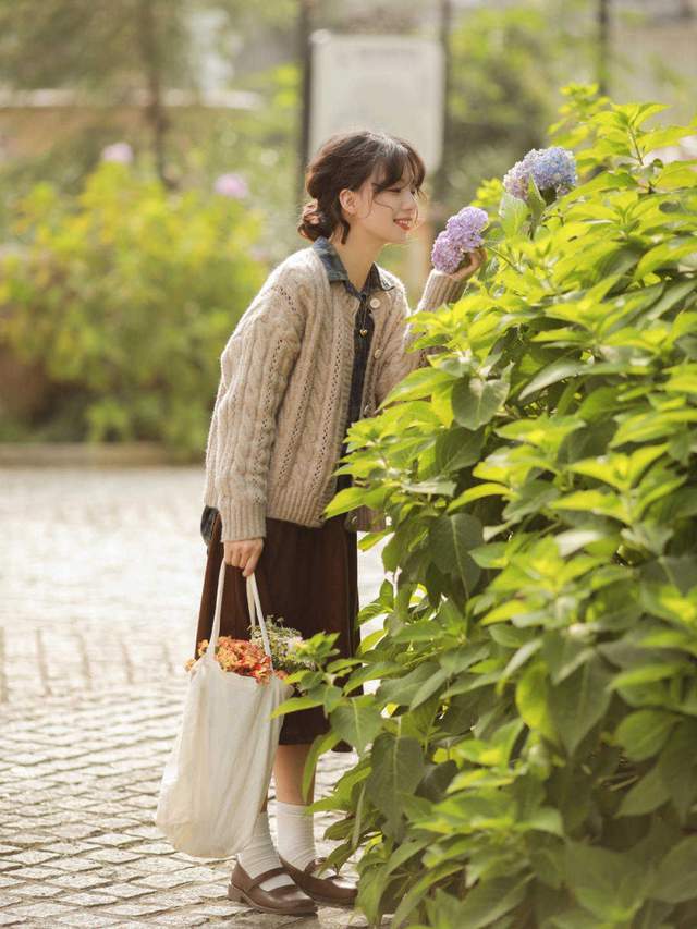 帆布鞋|秋天正确的打开方式,针织衫的温柔少不了,可以尝试这样搭超好看