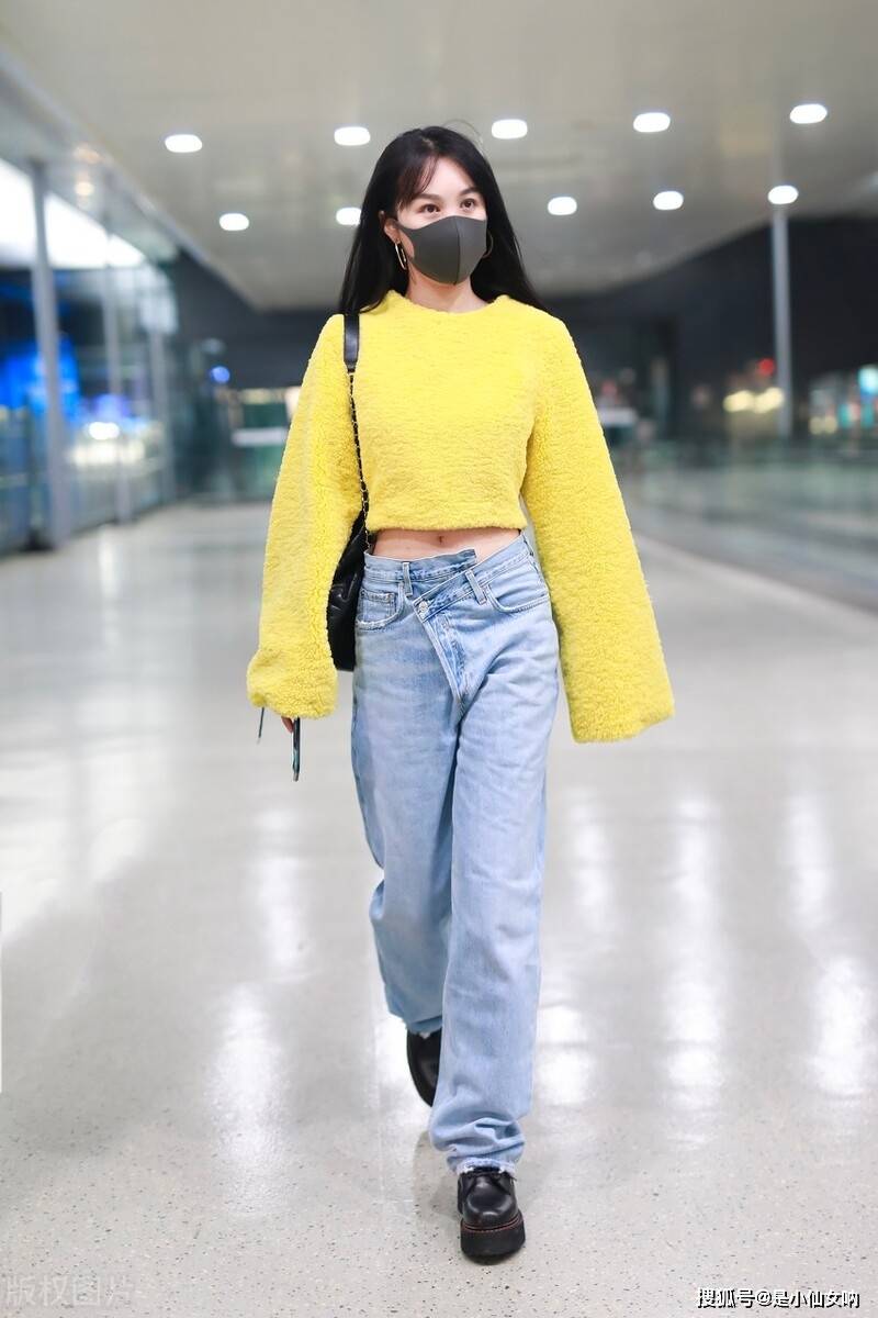是一种|黄晓明前女友李菲儿，穿大领口碎花裙配小白鞋，甜美可爱不失风情