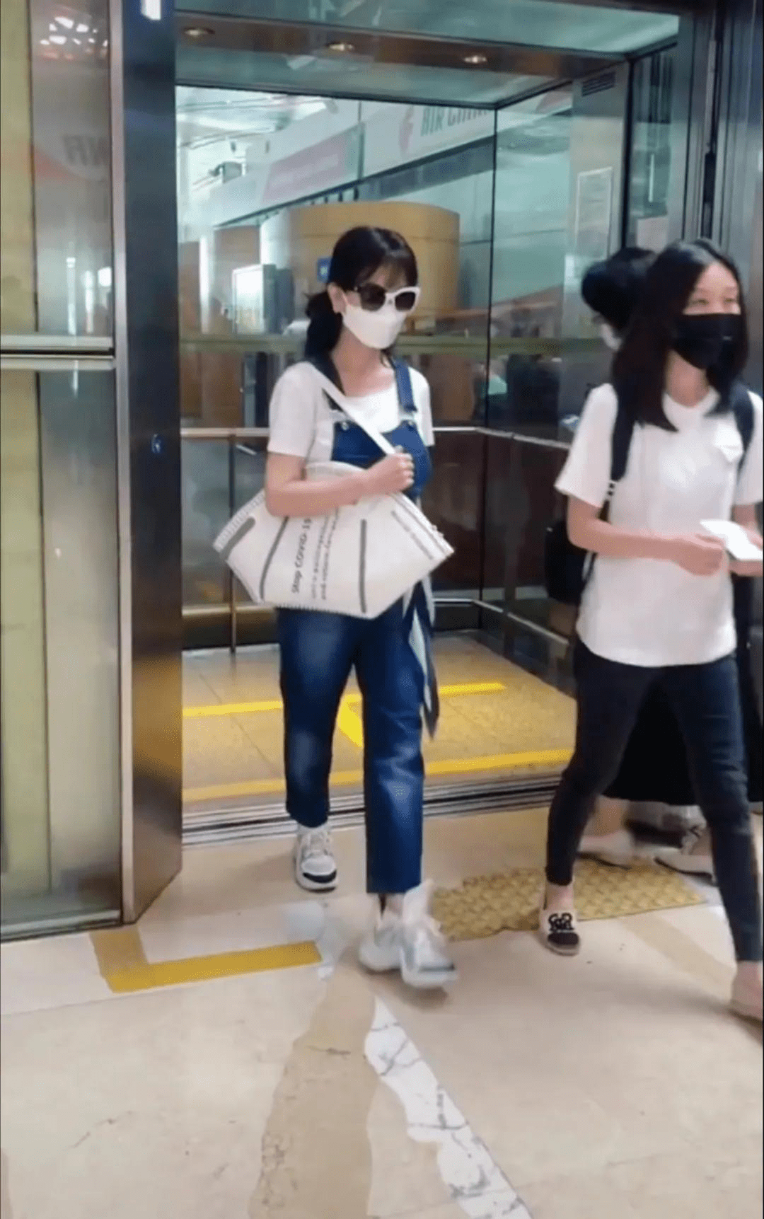 显得|没打光没修图，这才是真实的赵雅芝，穿背带裤也难掩苍老的素颜！