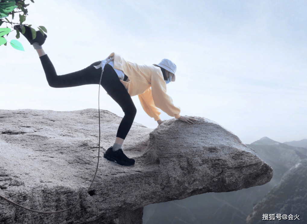 胆子|周冬雨悬崖边石头上拍照！仅用一根绳子拴在腰部，单腿站立好大胆