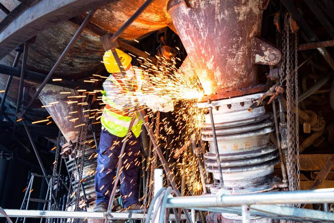 三宝钢铁620m高炉完成历史使命 光荣"退役"