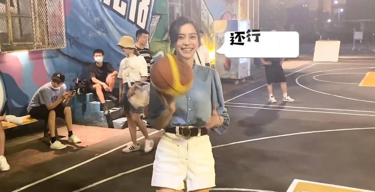 一身|Angelababy：穿衬衫配短裤深夜打篮球真有型，巧塞衣凸显好身体！