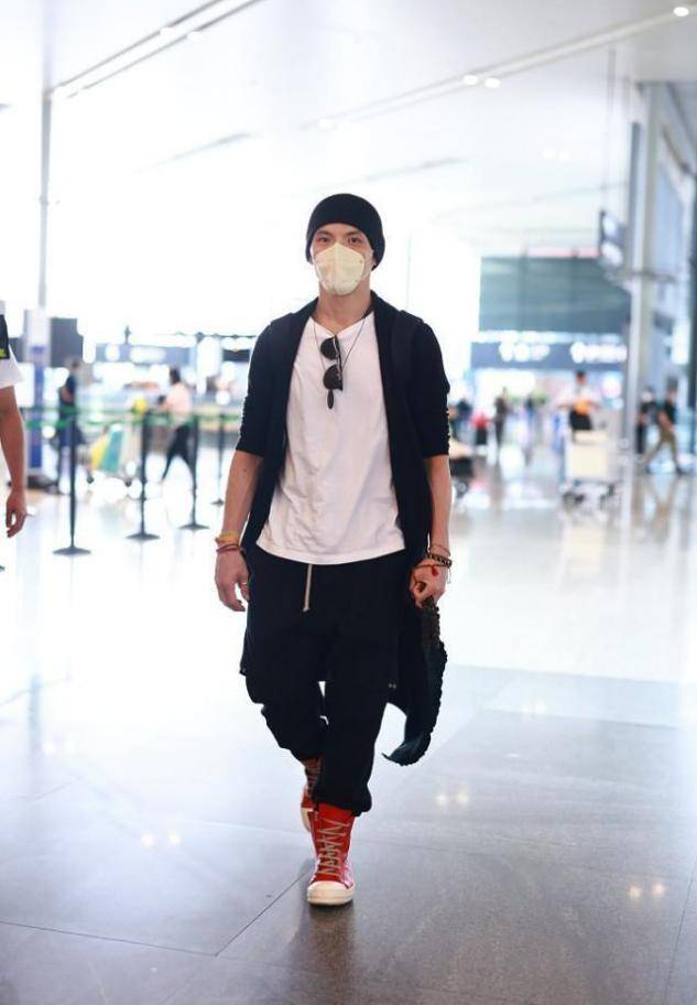 黑色|向佐的体脂率也太低了，胳膊线条太清晰，黑色开衫穿出温和感