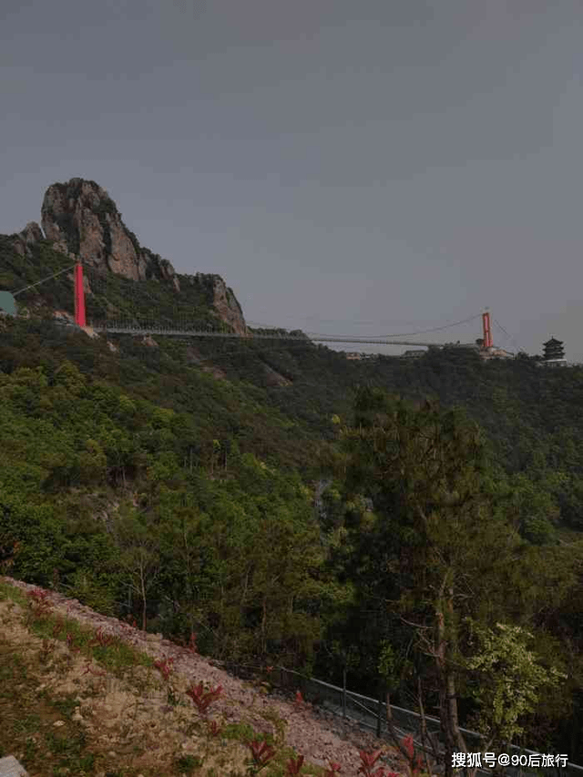 這裡就是象山影視城後面的山,名為靈巖火山峰,在相當多的影視劇作品中