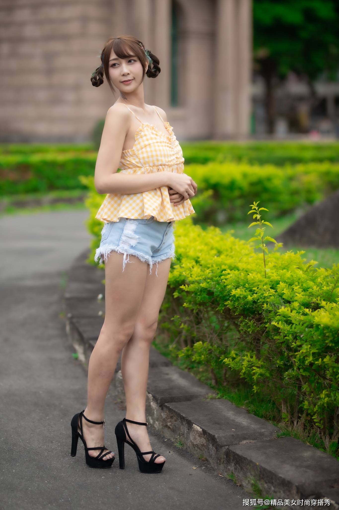 身材|街拍：吊带背心搭配清新减龄的牛仔短裤清爽又帅气