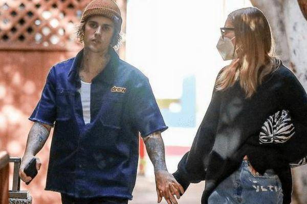 爱妻|海莉怀孕了吗?贾斯汀·比伯携爱妻走红毯,有意娇妻肚子