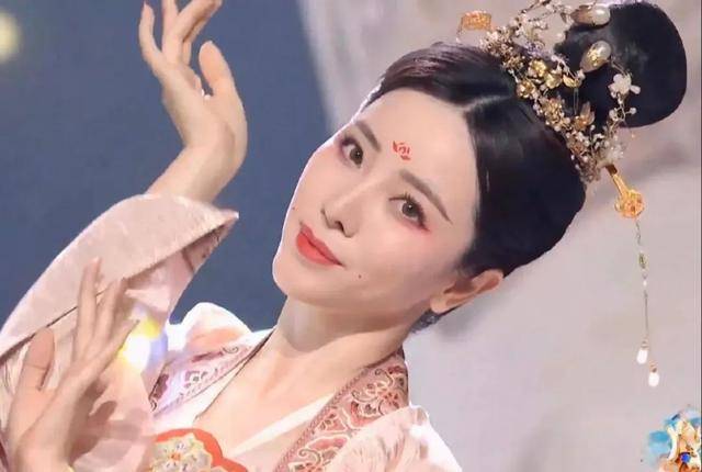 女神|40位主播合体亮相，梦想中的男神女神走下神坛，央视开启舞台亲民！