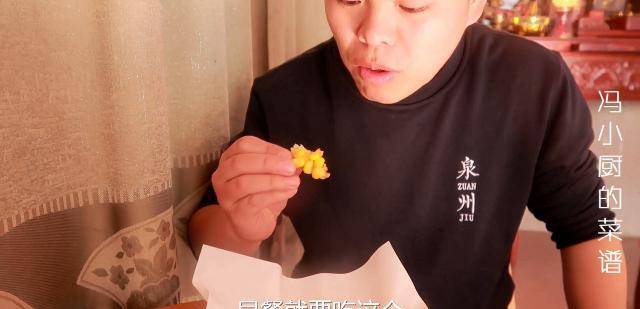 做法|懒人早餐，1根玉米1个鸡蛋简单一搅，金黄酥脆，大人小孩都爱吃