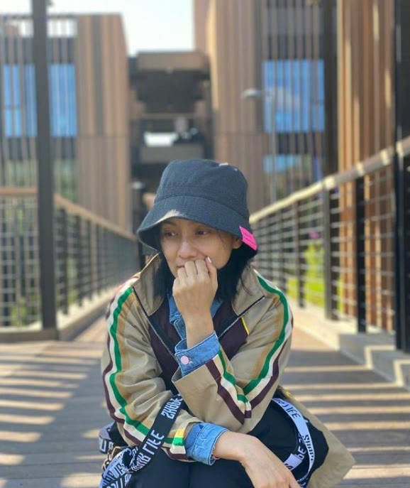 整体|胡可一家四口走机场,穿小黑裤暴露“阿姨肚”,两儿子穿得还挺潮