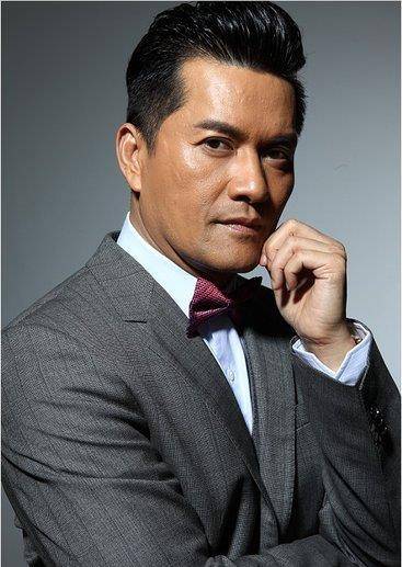 66岁吕良伟驻颜有术空气二郎腿走红网络想抗衰先练腿