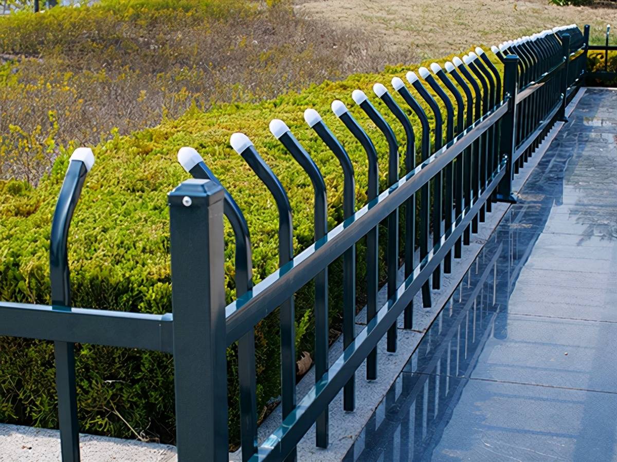 绿化护栏选什么材质比较好?