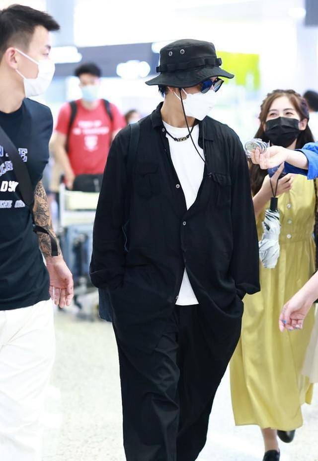 感觉|陈坤的搭配挺简单的，可是一般人穿不出这气质，松垮却不邋遢