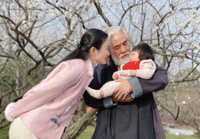原创张纪中一家五口赏梅花杜星霖怀抱半岁女儿夫妻甜蜜对视秀恩爱