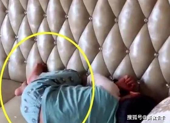 什么|妈妈哄完二宝去客厅，看到了大宝，网友：这孩子让人心酸！