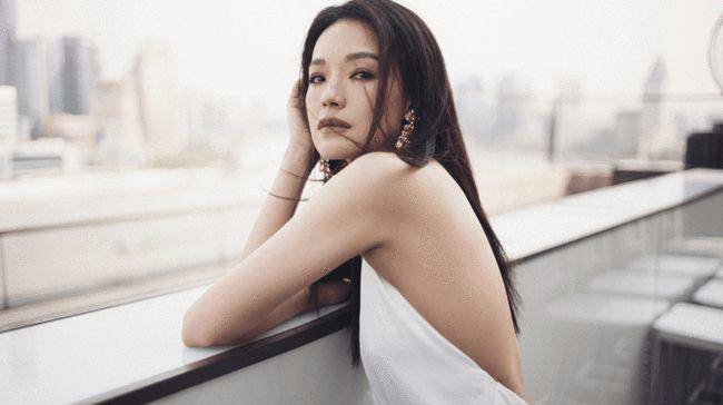 生活|舒淇时尚照太惊艳！穿抹胸裙光脚站梯子上，戴超大翡翠项链好贵气