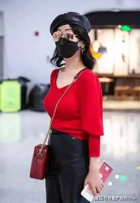 黑色|66岁赵雅芝穿得跟个小姑娘似的,红色毛衣配皮裤,就是鞋子也很潮