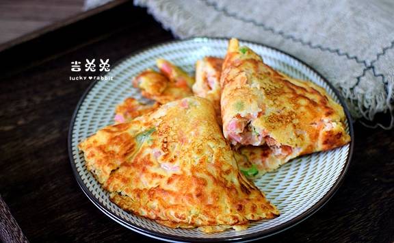 加入适量|一个西红柿,一根香肠,一点面粉,做成简单早餐,营养又好吃!