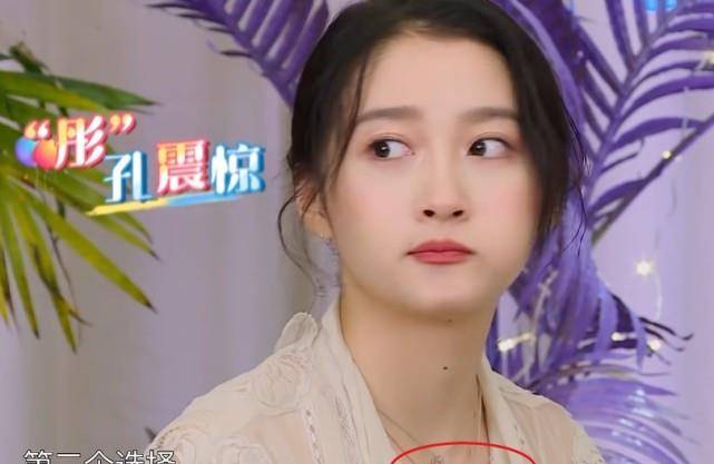 因为|关晓彤为了让鹿晗放心，特意戴上男友送的廉价饰品，秀恩爱太特别