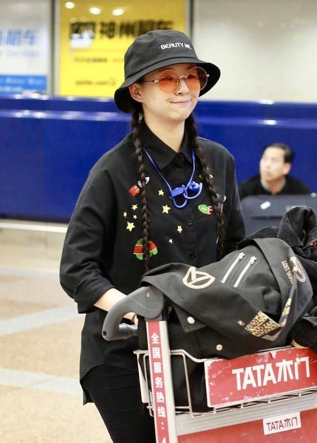 短裙|杨丽萍外甥女爱把自己往老了打扮，才20多岁就挺成熟，真让人意外