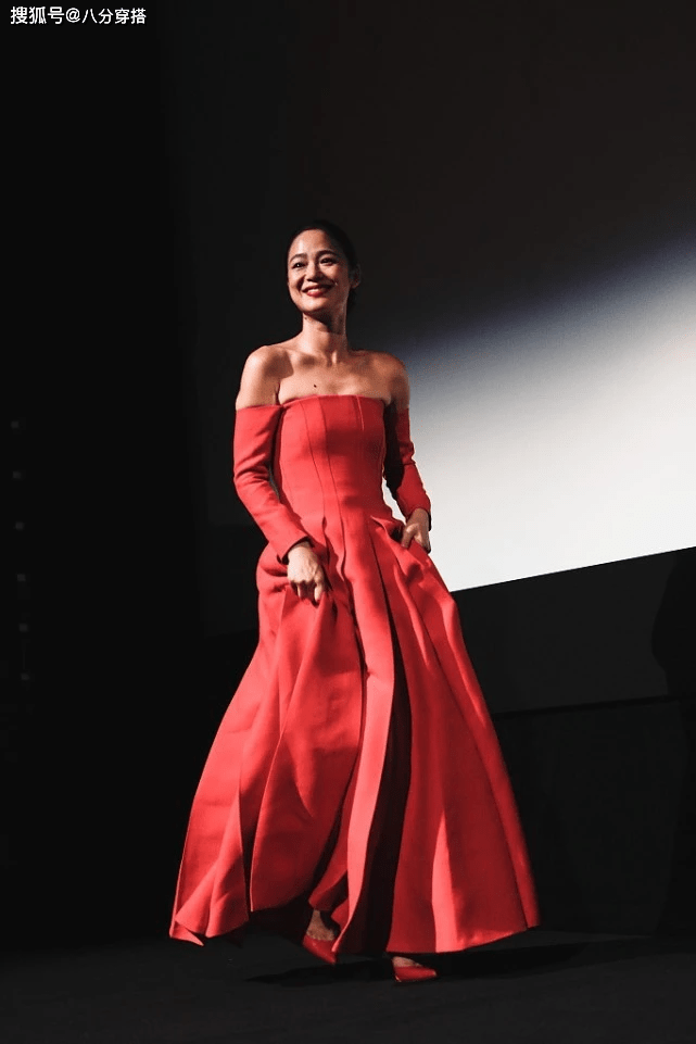周韵太|周韵太给姜文长脸，一袭黑色流苏连衣裙端庄优雅，高贵精致