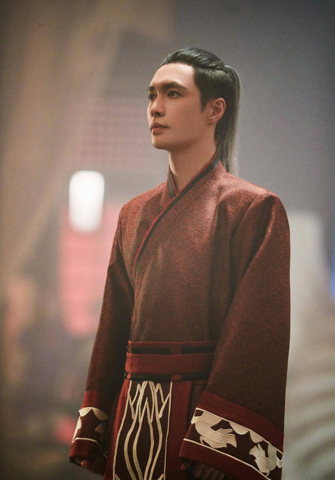 大气|张艺兴罕见秀古装造型,着红装束马尾,气质这块拿捏的恰到好处