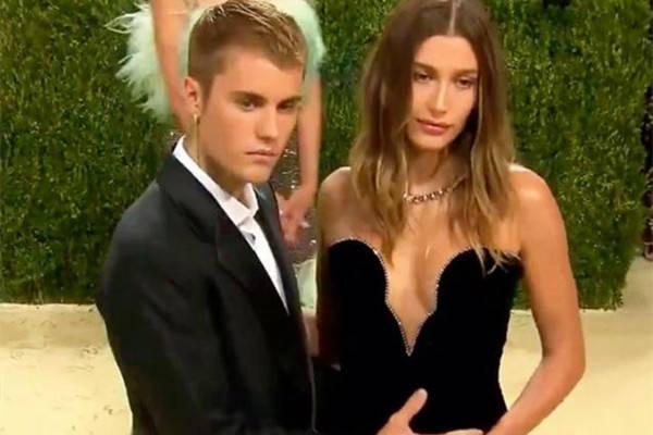 爱妻|海莉怀孕了吗?贾斯汀·比伯携爱妻走红毯,有意娇妻肚子